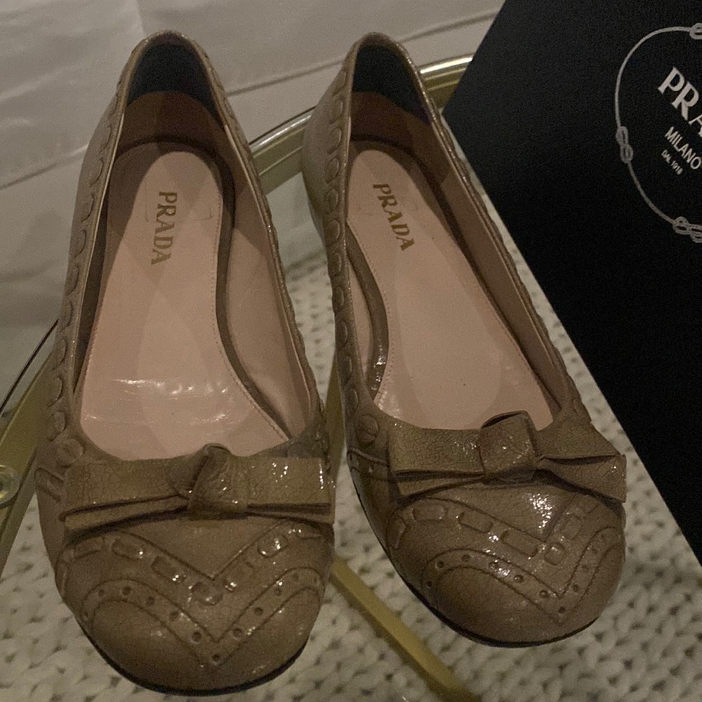 Prada flats with bow in a khaki color. Worn only 2 or 3 times. Size 39.5